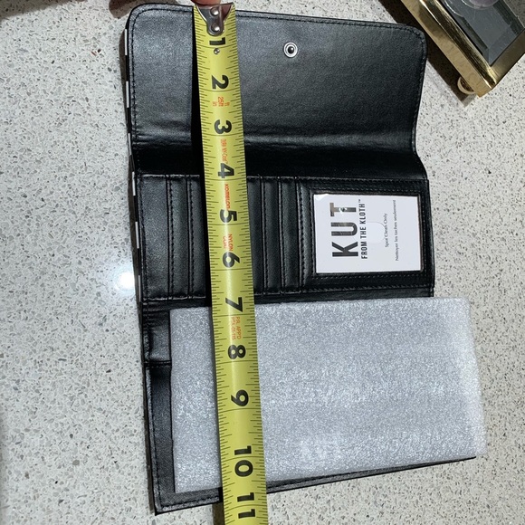⚫⚪ Elevate Your Style with the Kut from the Kloth Black and White Striped Wallet - Picture 4 of 7